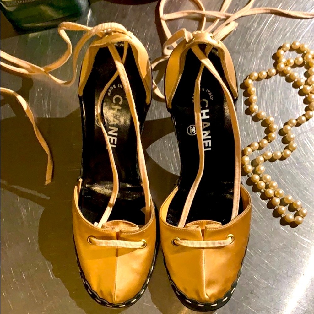 CHANEL Vintage Cloth Heels - Picture 8 of 16